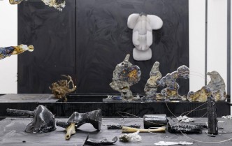 Antoine Renard, Resource operations part II (Eden Park) [Detail], 2017, Gips, metal, tar, bones, resin, casted aluminium, woods and found objects, 400 x 210 x 190 cm, Exhibition view at In Extenso, © Clermont Ferrand, courtesy the artist and Galerie Nathalie Obadia