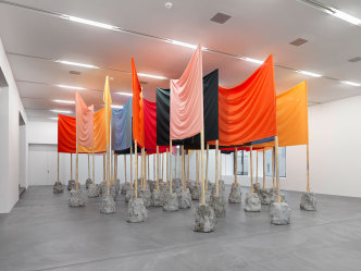 Phyllida Barlow, STREET untitled: banners, 2010. Fabric, sawn wood, styrofoam, cement, cotton, approx. 400 × 900 × 500 cm (installation dimension), installation view, Migros Museum of contemporary art, Zürich, Photo: Stefan Altenburger Photography, Zurich, © the artist