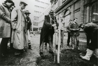 Joseph Beuys, tree planting in the garden and in front of the University of Applied Arts, 1983, University of Applied Arts Vienna, Collection and Archive, Inv.No. 16.102 / 1 / FP / Photo: Philippe Dutartre