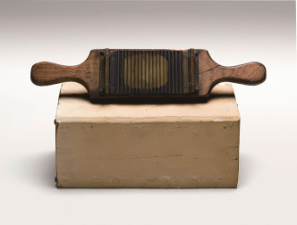 Nam June Paik, First Portable TV, 1973, wooden bakeware, ink, 7.5×32×2cm, Courtesy Nam June Paik Art Center