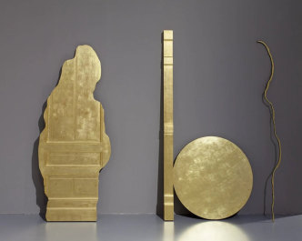 Andrew Webb, from left to right: SECTION D’OR I, 1999 (200 x 10 x 9 cm, wood, gesso, gold leaf); SECTION D’OR II, 2000 (diam. 90 x 4 cm); SECTION D’OR III, 2004 (190 x 78 x 8 cm, wood, gold leaf); SECTION D’OR IV, 2004 (77 X 20 X 1 cm, metal and gold leaf), Courtesy M HKA