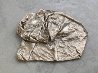 Alexandra Bircken, Klein’s Jacket, 2017, Bronze, 74 × 84 × 9 cm, Loan from the Federal Republic of Germany – Collection of Contemporary Art, © Alexandra Bircken. Photo: Roman März, Berlin, Courtesy BQ, Berlin and Herald St, London