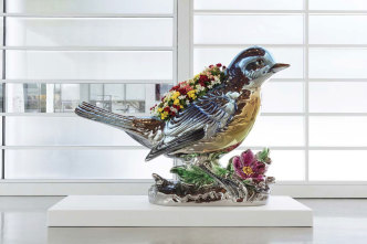 Jeff Koons. Bluebird Planter, 2010-2016. Mirror polished stainless steel with transparent color coating and live flowering plants. 209.6 × 281.3 × 101.6 cm; 82 1/2 × 110 3/4 × 40 inches. Edition 1/3 + artist proof. Pinault Collection © Jeff Koons, Photo: Fredrick Nilsen / Courtesy Gagosian