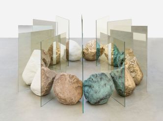 Alicja Kwade, Duodecuple Be-Hide, 2020Mirror, bronze, granite, sandstone, 110 x 240 x 240 cm, © Alicja Kwade, Courtesy the artist and KÖNIG GALERIE