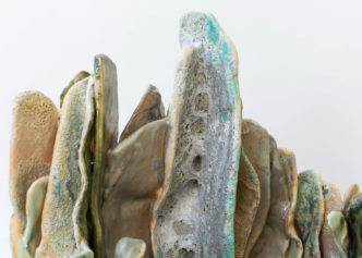 Isa Melsheimer, Metabolit 7 (detail), 2019 ceramic, glaze; 61 x 41 x 47 cm, Photo: Oliver Mark, © Isa Melsheimer, Courtesy the artist and Centre international d’art et du paysage