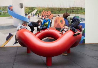 Children from the Diesterweg elementary school on lsamu Noguchi's Play Sculpture, 1965/2021, © The lsamu Noguchi Foundation and Garden, MuseumNG Bild-Kunst, Bonn 2022, Photo: Rheinisches Bildarchiv, Cologne, Marleen Scholten