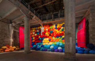 Sheila Hicks, Escalade Beyond Chromatic Lands, 2016-17. Natural and synthetic fibres, cloth, slate, bamboo. 600 x 1600 x 400 cm, 236 1/4 x 629 7/8 x 157 1/2 ins. © Sheila Hicks. Courtesy of Alison Jacques, London. Photo: Andrea Avezzù