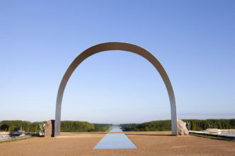 Lee Ufan, Relatum – The Arch of Versailles, 2014, Stone and stainless steel, Collection of the artist, © Lee Ufan, Photo: Archives kamel mennour, Courtesy the artist, kamel mennour, Paris, Pace, New York