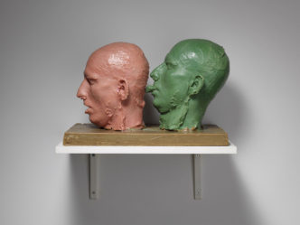 Bruce Nauman , 2 Heads on Base #1, 1989 , Wax , 31 x 47 x 29 cm, Udo and Anette Brandhorst Collection, © VG Bild-Kunst, Bonn 2022 Photo: Haydar Koyupinar, Bayerische Staatsgemäldesammlungen, Museum Brandhorst, Munich