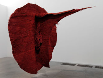 Magdalena Abakanowicz, Abakan Red 1969 , Tate, © Fundacja Marty Magdaleny Abakanowicz Kosmowskiej i Jana Kosmowskiego, Warsaw