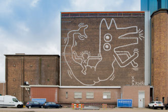 Mural (1986) by Keith Haring on the Food Center Amsterdam in Amsterdam-West. Photo: Hanna Hachula. Keith Haring mural copyright © Keith Haring Foundation