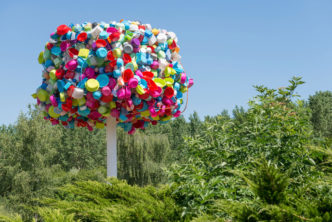 Pascale Marthine Tayou, L’arbre à palabres, 2012, plastic container, metal and cement, h 900 x Ø 300 cm, Courtesy the artist and Galleria Continua, © VG Bild-Kunst, Bonn 2023