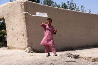 Francis Alÿs, Children’s Game 10 / Papalote (video still), Balkh, Afghanistan, 2011, Video, colour, sound, Duration 4’13”, © Francis Alÿs, Courtesy the artist