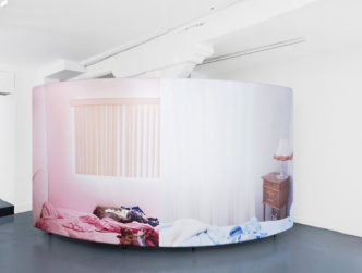 Antoine Donzeaud, Sans titre (deux chambres), 2024, tarp, metal, 213 × 414 cm. Courtesy the artist & spiaggia libera, Paris. Photo © Aurélien Mole, © Antoine Donzeaud, Courtesy the artist and Spiaggia Libera Gallery