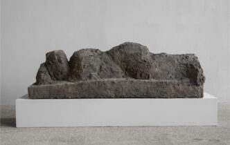 Hans Josephsohn, Untitled, 2005. Brass. 76 x 224 x 67 cm (29.92 x 88.19 x 26.38 in), © Hans Josephsohn, © Hans Josephsohn Estate, Courtesy Hans Josephsohn Estate and Thaddaeus Ropac Gallery