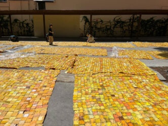 Preparation in Eina of the pieces of the installation "Beyond the skin" by Serge Attukwei Clottey, © Fundació Antoni Tàpies, 2024