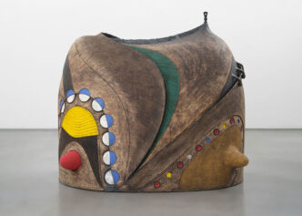 Simphiwe Mbunyuza, STULO SIKA PITI, 2023, Ceramic, 49 x 54 x 36 inches (124.5 x 137.2 x 91.4 cm), © Simphiwe Mbunyuza, Courtesy the artist and David Kordansky Gallery