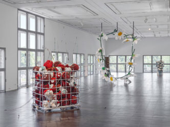 Installation view of the exhibition KATHLEEN RYAN, Hamburger Kunsthalle, 2024, © Kathleen Ryan, © Hamburger Kunsthalle, Photo: Stefan Altenburger Photography