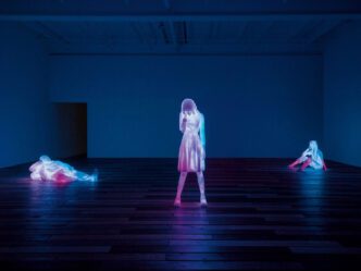 Doug Aitken, 3 Modern Figures (don’t forget to breathe), 2018. Cast frosted resin, programmed LEDs and composition, audio speakers and components, 21 minutes looped. Courtesy of the artist; Faurschou Collection, Copenhagen