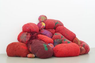 Sheila Hicks, Rempart, 2016, Pigmented acrylic fiber, Variable dimensions© VG Bild-Kunst, Bonn 2024 – Courtesy of the artist, Meyer Riegger, Berlin/Karlsruhe/Basel, and galerie frank elbaz, Photo: Oliver Roura