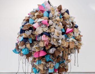 Hassan Sharif, Hats, 2016, Ready-made hats and cotton rope, 290 x 210 x 200 cm – Courtesy Estate of Hassan Sharif and Gallery Isabelle van den Eynde