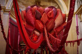 Joana Vasconcelos, Flaming Heart (detail) 2019-2024, © Joana Vasconcelos, Collection of the artist Exhibition view “Flamboyant -Joana Vasconcelos at the Palace of Liria”, Palace of Liria=Madrid, 2025, Photo: Juan Rayos, Courtesy the artist and Casa de Alba Foundation